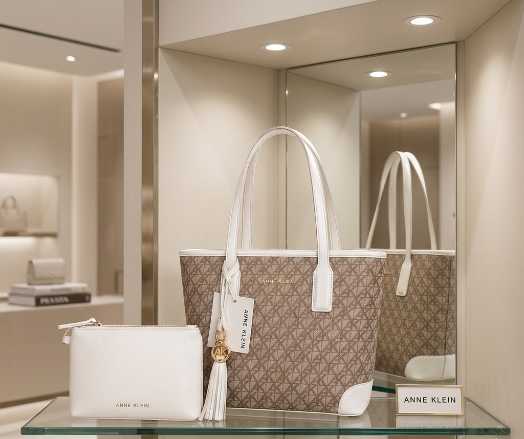 Set de Bolsos Anne Klein Bolsa Tote Monograma Beige/Blanco | Dije Gold - Cosmetiquera