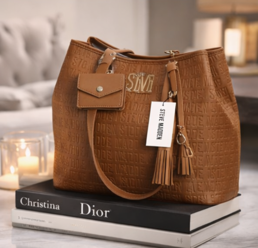 Steve Madden Set Tote + Cosmetiquera Camel | Grabado SM Gold