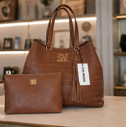 Steve Madden Set Tote + Cosmetiquera Camel | Grabado SM Gold
