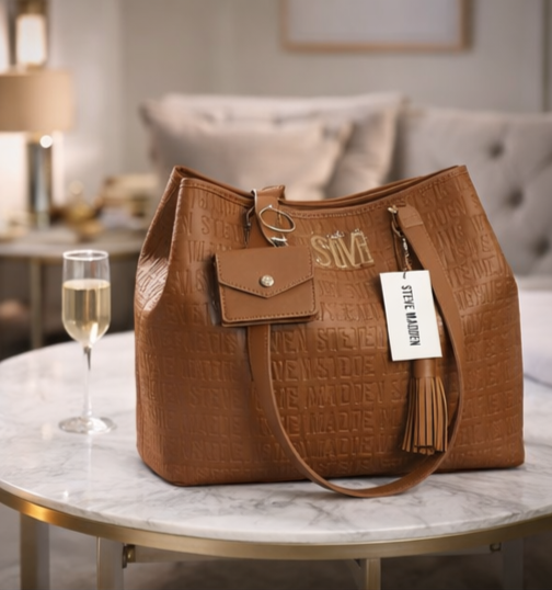 Steve Madden Set Tote + Cosmetiquera Camel | Grabado SM Gold
