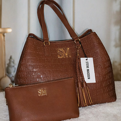 Steve Madden Set Tote + Cosmetiquera Camel | Grabado SM Gold